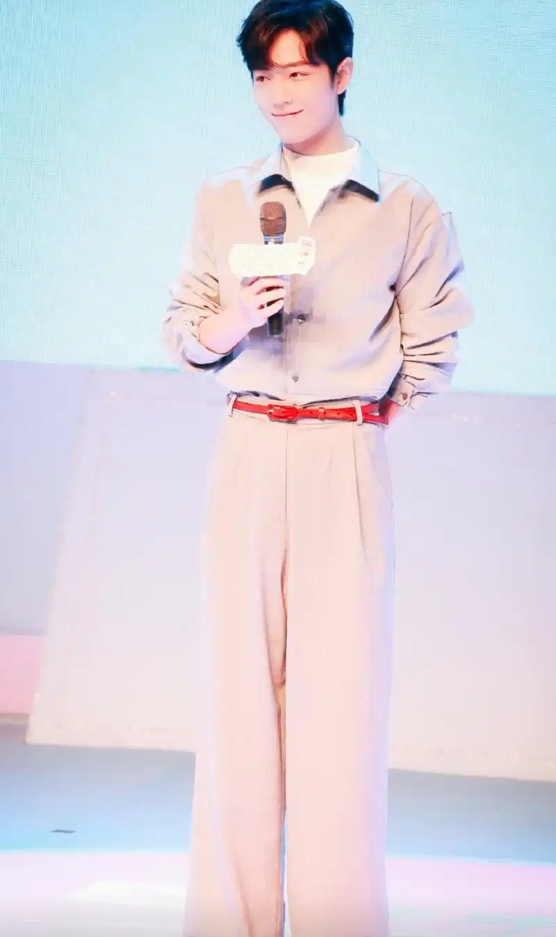 肖战身材也太好了吧身穿浅粉色阔腿裤套装大长腿简直逆天