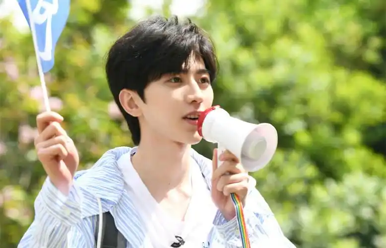 清新帅气蔡徐坤壁纸_超帅气的偶像蔡徐坤