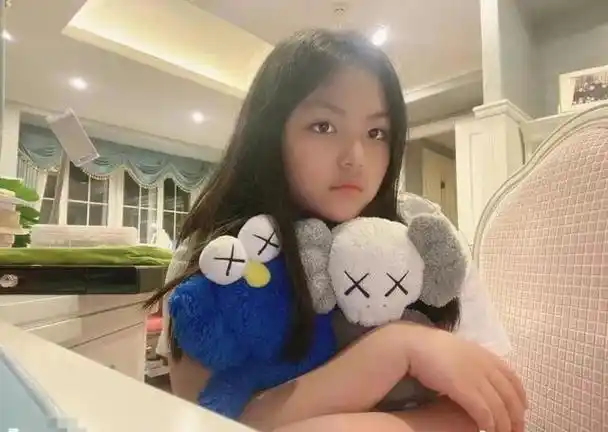 众所周知,"富家千金"的标签用在星二代王诗龄的身上一点都不为过,从年