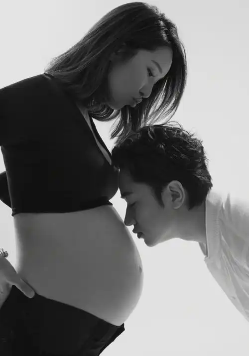 李亚男挺孕肚拍写真照,王祖蓝弯腰亲吻"女儿" 侧脸成花美男!
