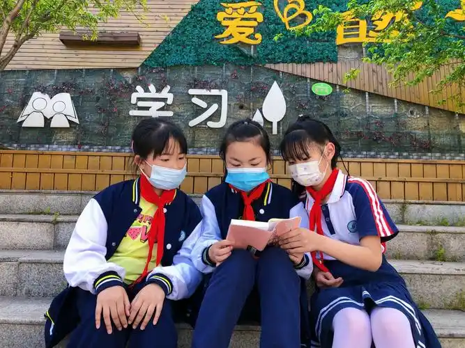 湖北教育新闻世界读书日小学生用原创诗集轻叩诗歌大门