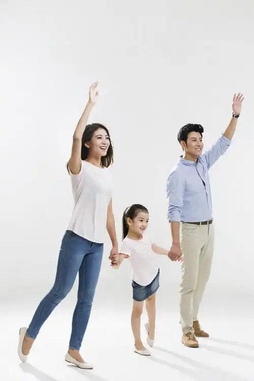 快乐的三口之家挥手