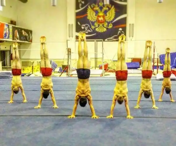 当看到这些小孩的肌肉,你会感觉到自惭形秽,实在太威猛了