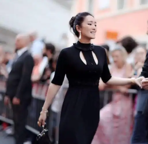 巩俐真是冻龄女神穿黑色连衣裙出席活动低调又洋气高级优雅