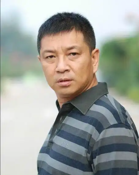 周小斌饰演史进 男,四十岁,下岗前在食品公司当过工会干事,下岗后开