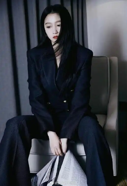 关晓彤戴墨镜穿黑西装又酷又飒