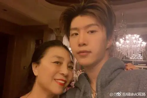 范爸爸竟然躲在范丞丞的身后,看来他是深谙拍照显脸小之道呀.