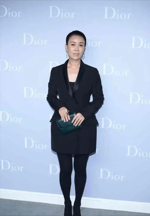 那英穿着得挺稳重的但挑染的发型真个性虽然皮肤焦黄却有气质