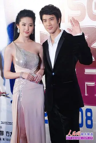 《恋爱通告》首映刘亦菲露香肩 王力宏赞"曾哥"