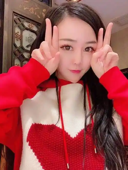 辛巴有争议的一位网红他3岁女儿罕露面被指不如妈颜值高