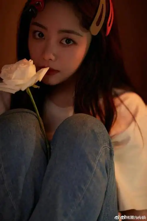 谭松韵胶片感生活照