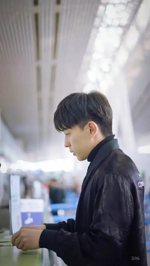 邓伦绝美侧颜杀合集神仙颜值让人一秒沦陷