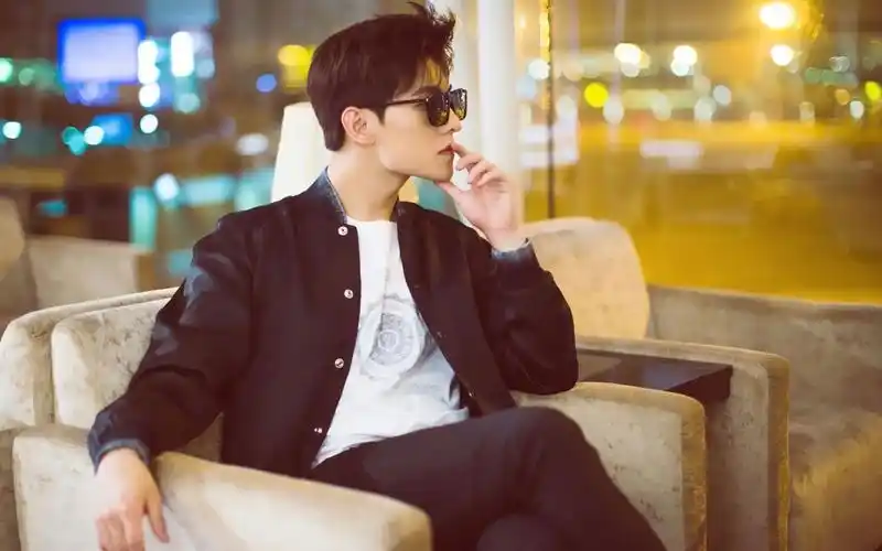 最新杨洋时尚机场街拍壁纸_超帅气的杨洋