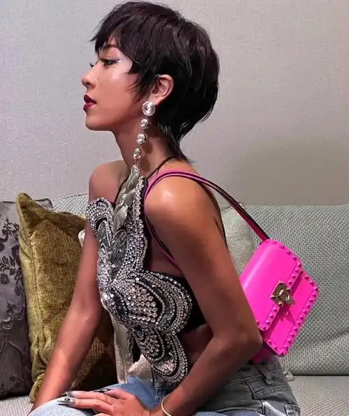 吉克隽逸童年照肤色