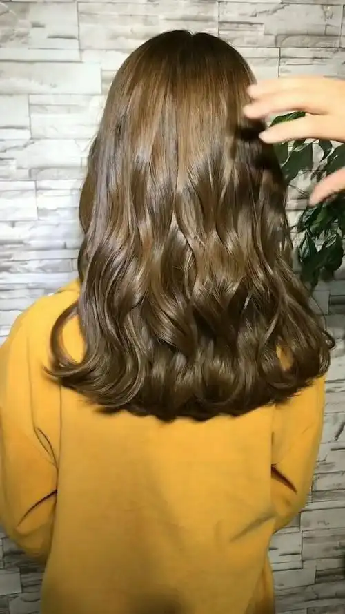 最漂亮的木马卷发型来了,而且颜色也很漂亮哦!