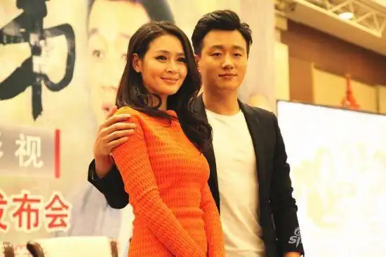 于明加《门第》发布会卷发礼服大女人魅力