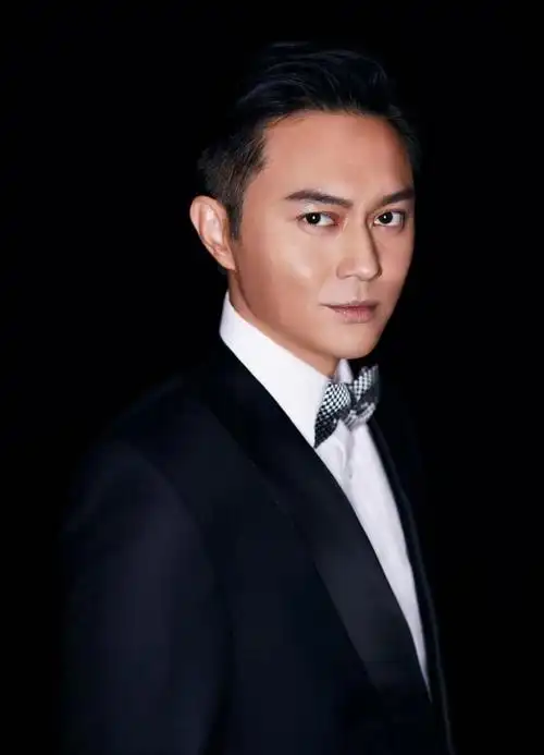 袁咏仪张智霖出席品牌活动夫妻暖笑互动状态惹人羡慕