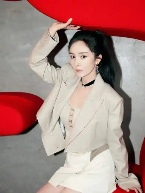 杨幂成为北电考官,张纪中妻子怀孕火了,欧阳娜娜演技引争议