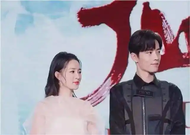 肖战和杨紫李沁很具cp感,大家觉得两女谁更适合呢?