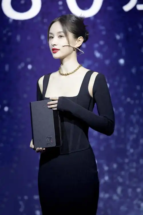 王子文黑色裹身长裙优雅活动图片29