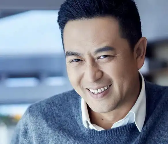 5位越老越帅的男星年轻时其貌不扬人过中年却儒雅帅气