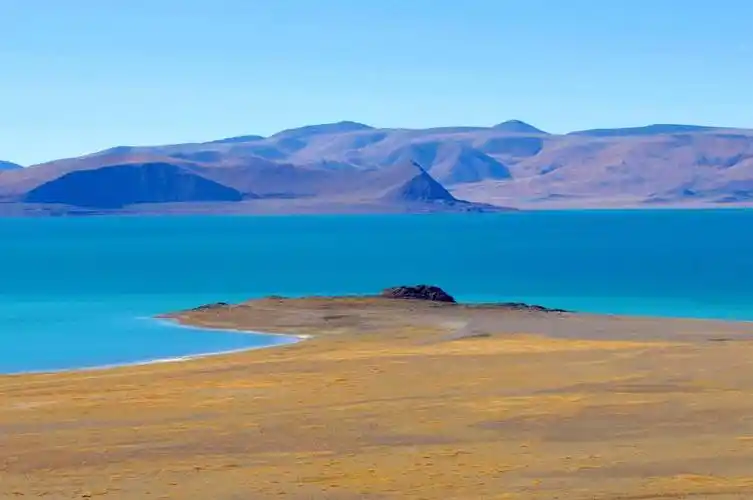 藏北羌塘无人区,镶嵌在玉石山里的蓝宝石"扎日南木措"_湖水_小车_观光