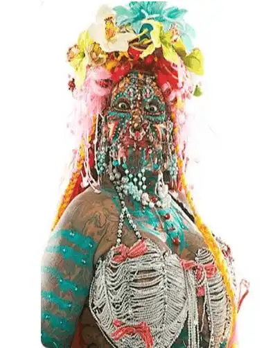 身上穿孔最多的女人, 你知道一共有多少孔吗?