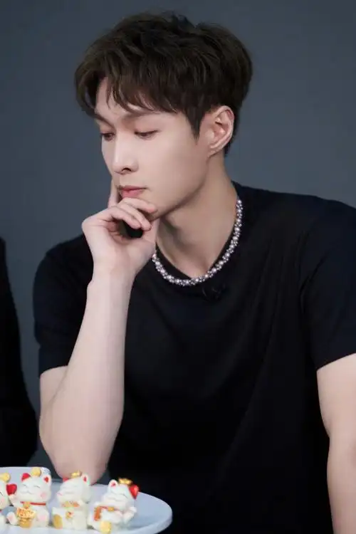 张艺兴超话  240330 工作室更新《盒子里的猫》艺兴照片16p    跳舞