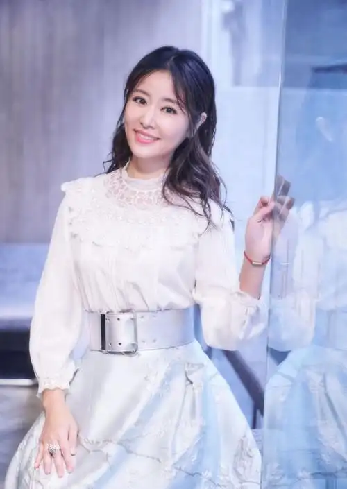 林心如一改温婉气质黑天鹅造型出席电影节霍建华同场却不合体