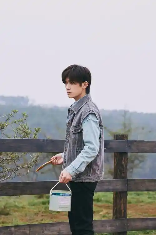 新鲜的易烊千玺花絮照,骑马的王子背影好帅!