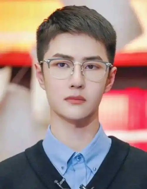 王一博王一博毋庸置疑也是为了拍戏剪的寸头,其实这种努力是应该鼓励