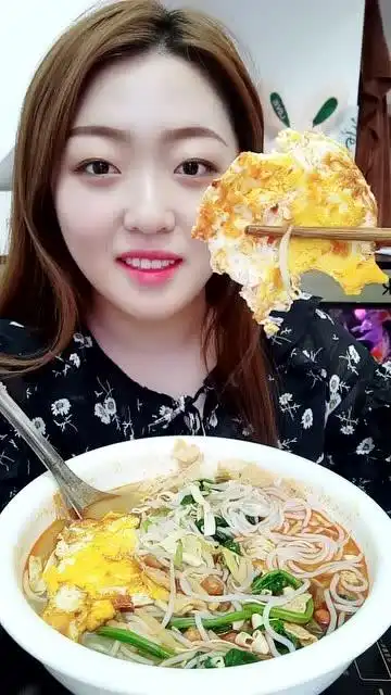 高配螺蛳粉,美女吃的真香啊,有看馋的吗?