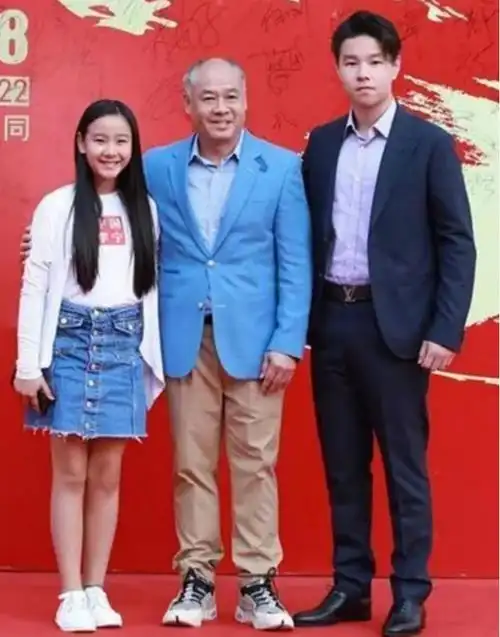 但比他大一岁的妻子陈永妍却依然温婉美丽,看起来比李宁年轻很多