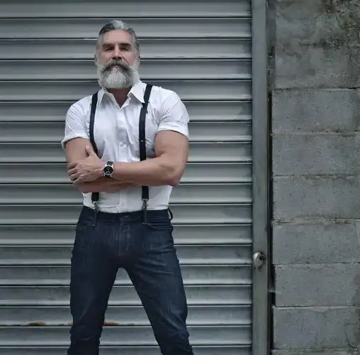 60岁白胡大叔「192cm可口外型」爆红,充满熟男魅力帅度完胜小鲜肉