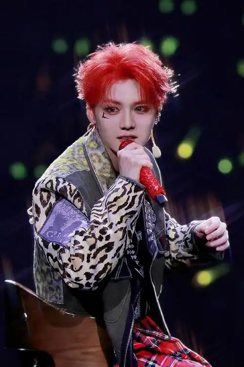 鹿晗超话#鹿晗三巡演唱会#鹿晗上海场红发美神