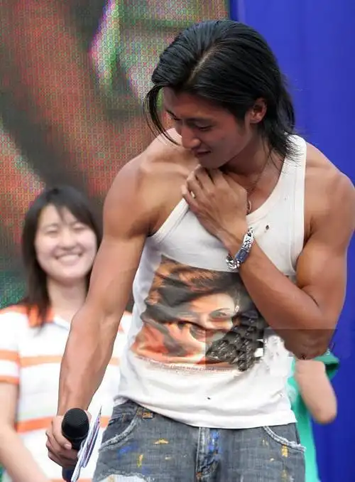 男生找回荷尔蒙看了26岁的谢霆锋才明白他确实有这个资格