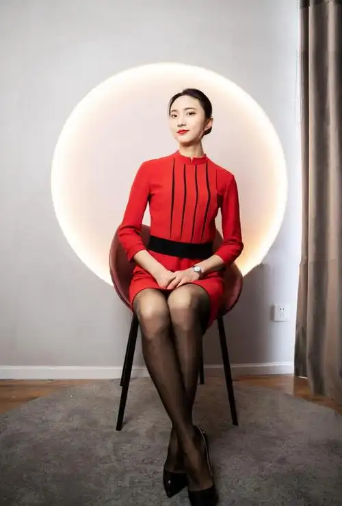 浅立领衬托出空姐的优雅气质;黑色线条为服装注入理性沉稳的特质; "