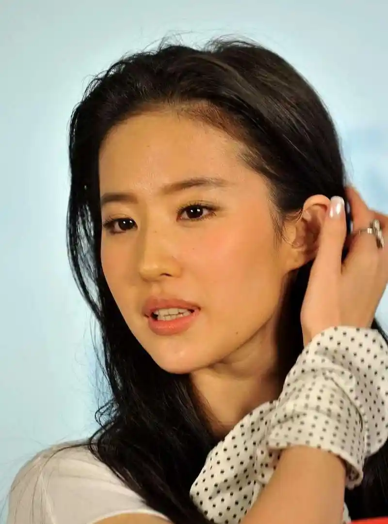 刘亦菲近照曝光  近日,有网友在迪拜的奢侈品店内遇到了刘亦菲,但是