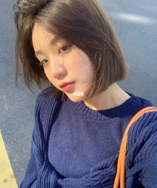 短头发女孩最喜欢的奶茶色