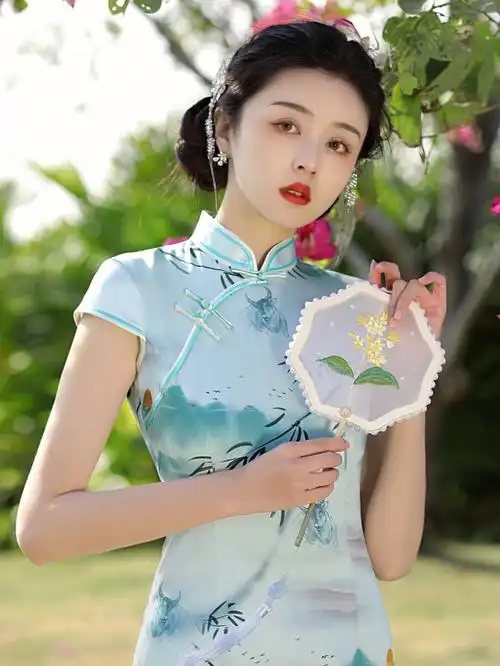 身着旗袍的女子永远是一道靓丽的风景