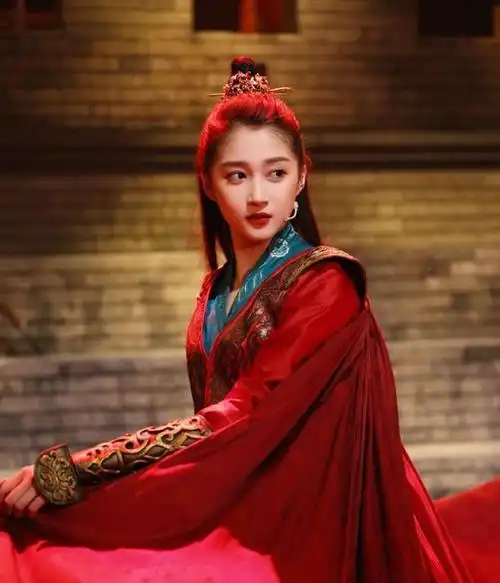 3月11日,关晓彤武侠造型大片释出,身穿红色古装服饰酷飒感十足.