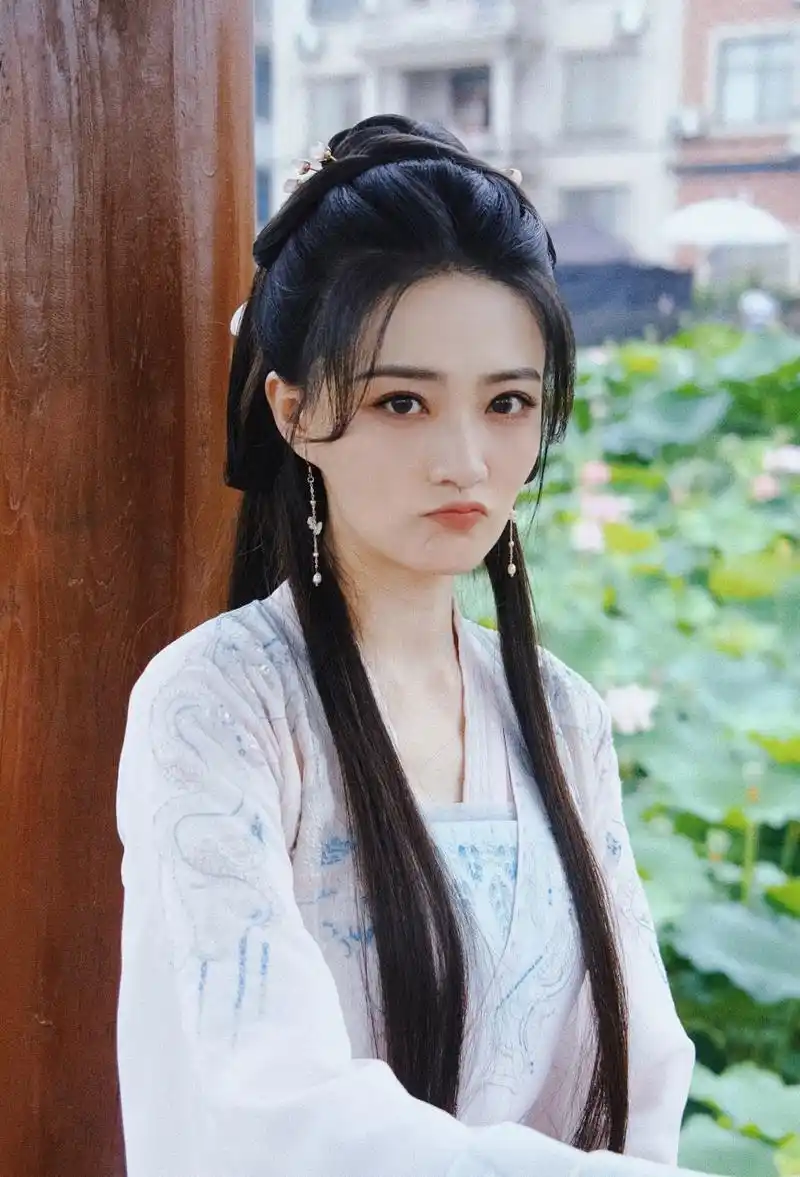 徐璐,一身古装,荷美人更美!