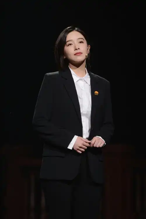 阚清子穿衣搭配穿职业黑西装变身霸气女总裁