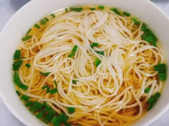 一碗阳春面的制作,重点在于汤底的调味,这才是家的味道