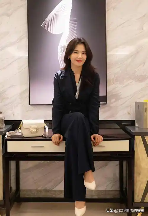 这才是中年女性穿搭标杆,刘涛点亮入秋通勤装,知性大方_身材_衬衫