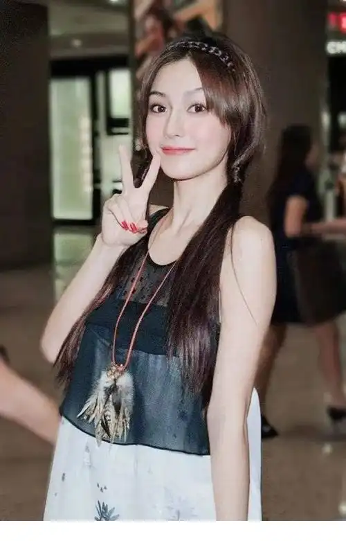 杨颖是内地当红女星,以前是一名嫩模,后来她接演了《全城热恋》