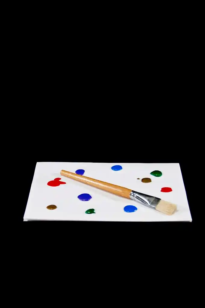 多彩涂料孤立黑色背景上的调色板