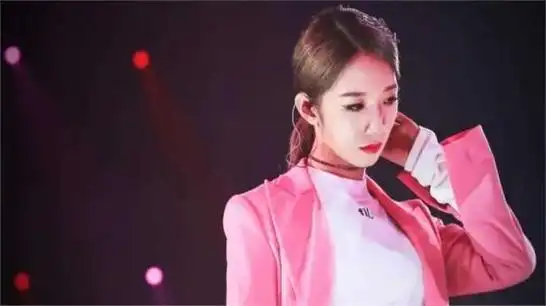 火箭少女解散后现状:孟美岐事业"一落千丈",杨超越资源不断