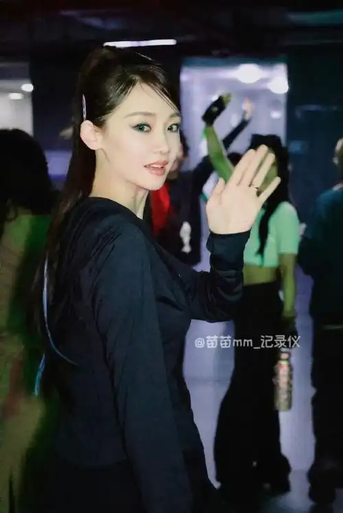 苗苗晒童年照官宣浪姐5##苗苗空中一字马童年照