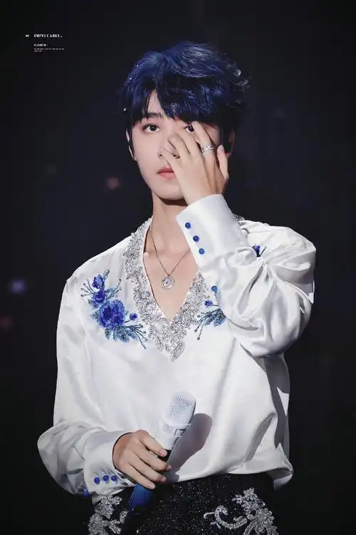 上闪闪发光的大明星,后一天就是电竞男主本人,我爱了@tfboys-王俊凯